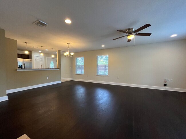 Building Photo - 3 Bedroom, 2 Bathroom Close to Downtown