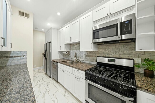 Cocina - 6040 N Kenmore Ave