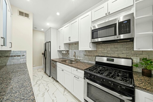 Kitchen - 6040 N Kenmore Ave