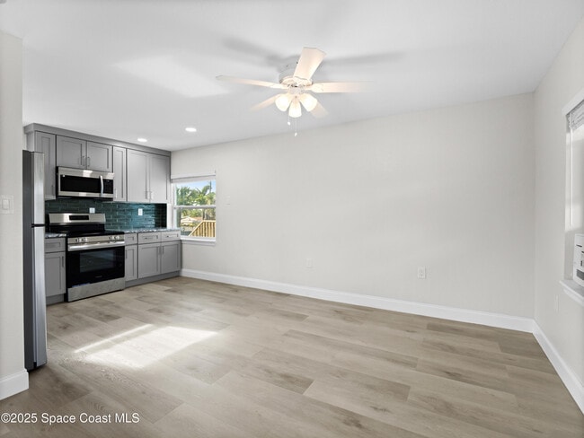 Foto del edificio - 101 Deland Ave