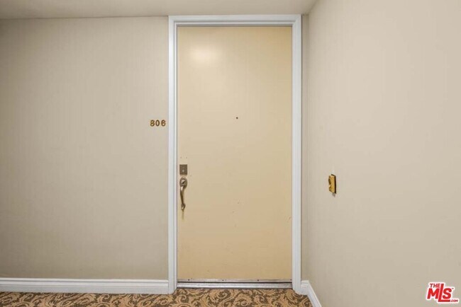 Building Photo - 10747 Wilshire Blvd