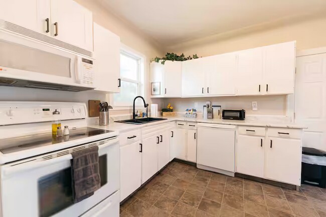 Photo du bâtiment - Spacious 3-Bedroom, 2-Bathroom Home for Rent in Airdrie