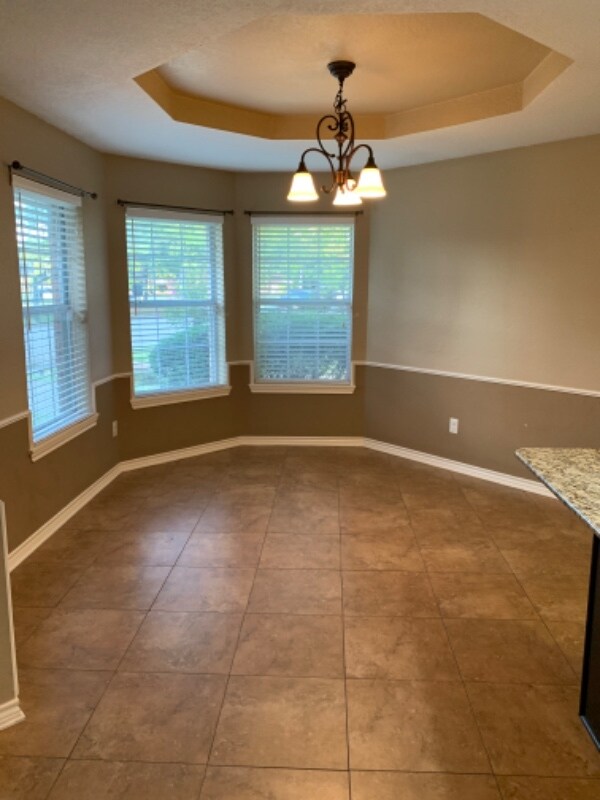 Building Photo - 10518 Woodland Dr