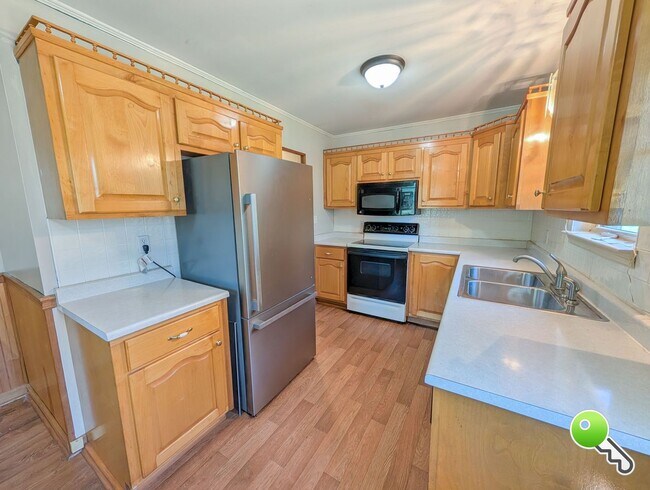 Foto del edificio - Charming 3BR Home with Covered Parking & Fenced Yard