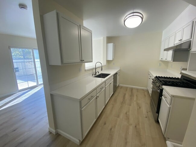 Foto del edificio - 3 Bed 2 Bath Condo For Rent