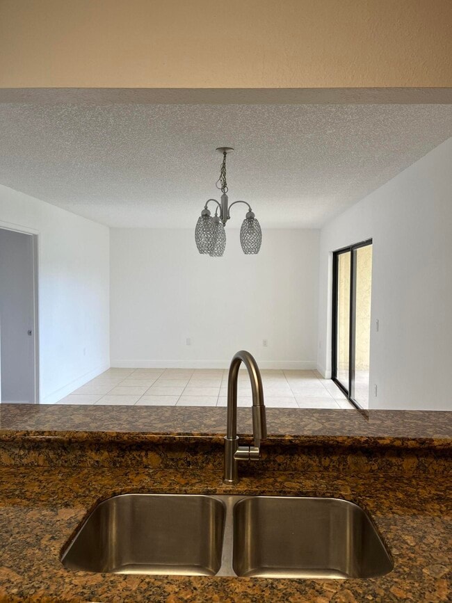 Foto del edificio - 1522 Lake Crystal Dr