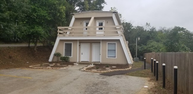 Building Photo - 1118 E Main St