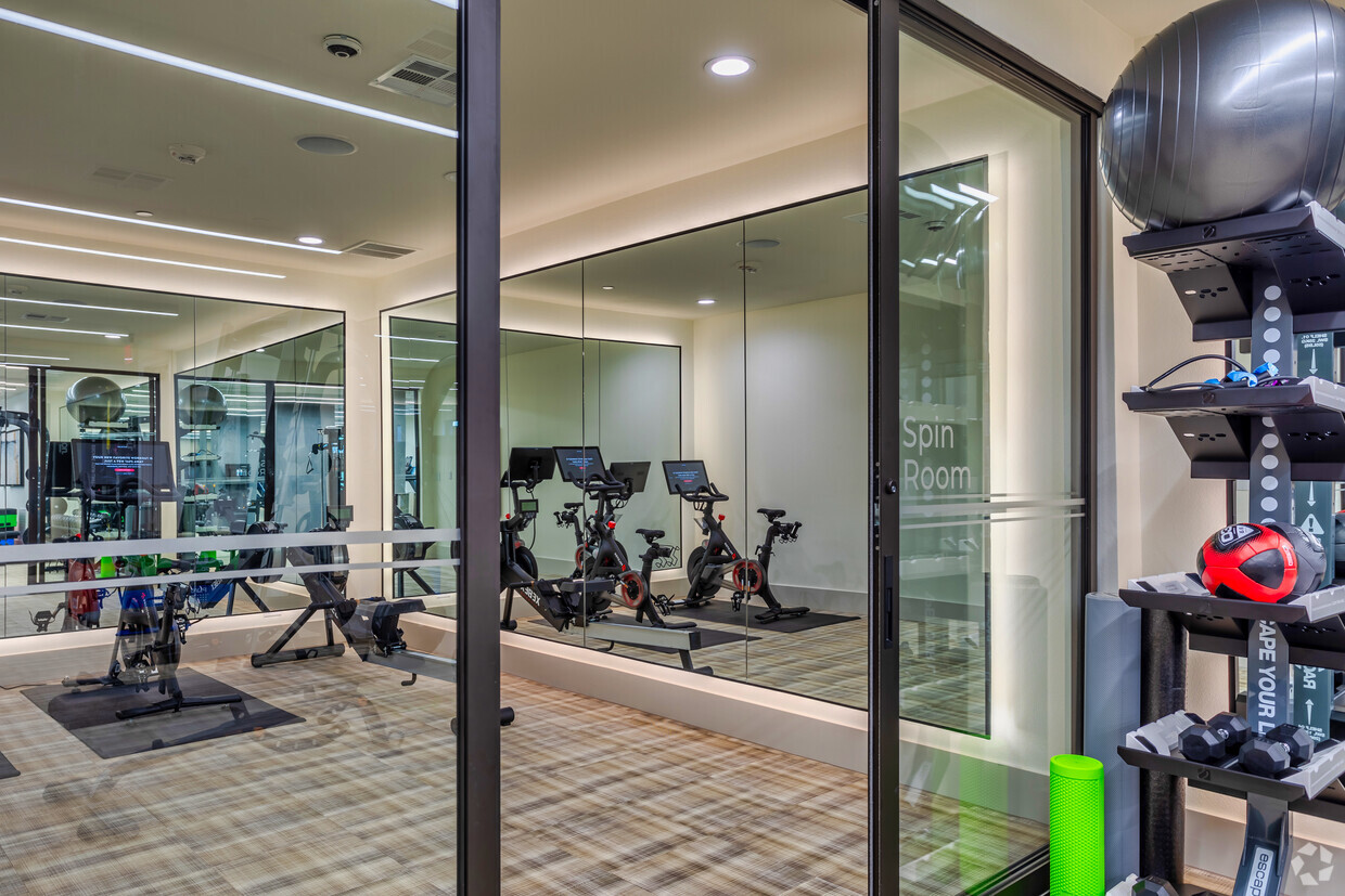 Primary Photo - Aura 3Twenty