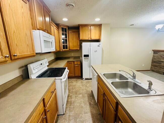 Foto del edificio - Updated Colonial 3 Bedroom Townhome with N...