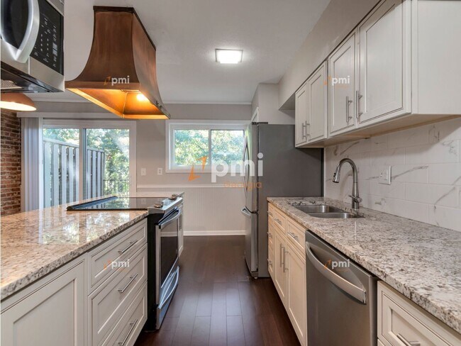 Building Photo - 3083 Colonial Way