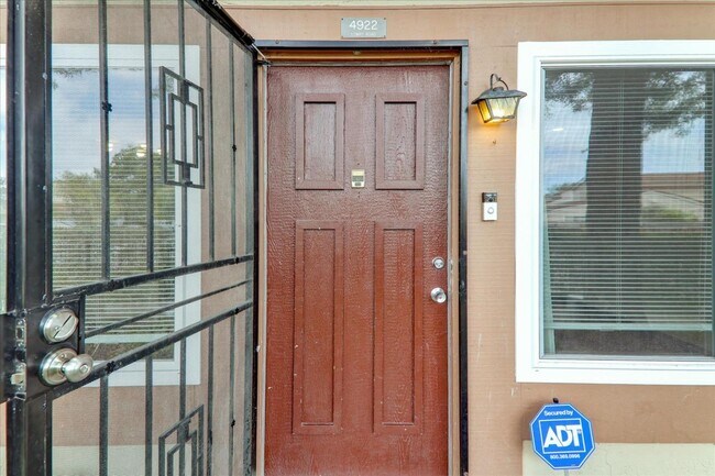 Foto del edificio - 4922 Lowry Rd