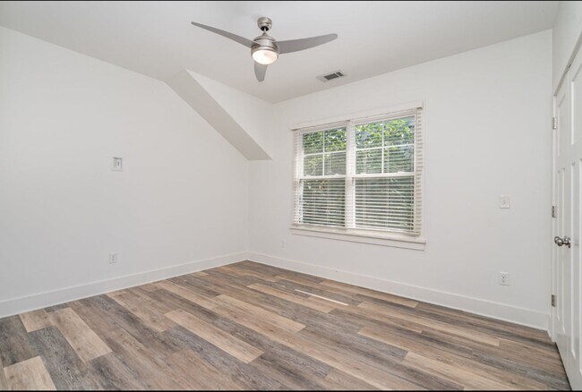 Building Photo - East Nashville!