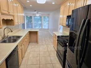 Building Photo - 303 Shoreline Dr