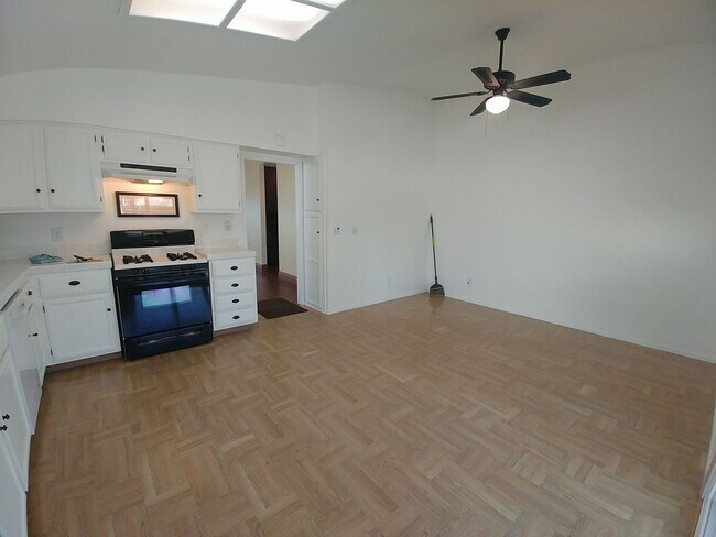 Building Photo - COMING SOON!  Charming bright 3bd/2ba/2car...