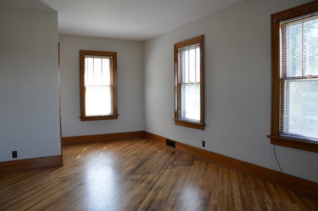 Building Photo - 113 E 4th St