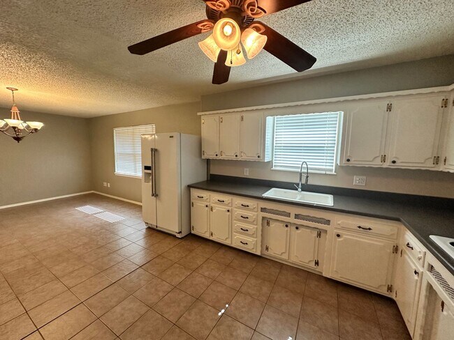 Building Photo - 3 Bed 1.5 Bath Home for Rent in SW OKC – N...