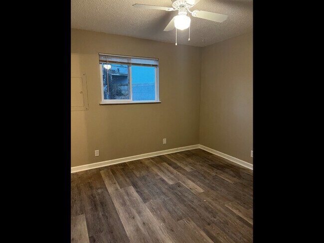 Building Photo - 261 White Bridge Rd