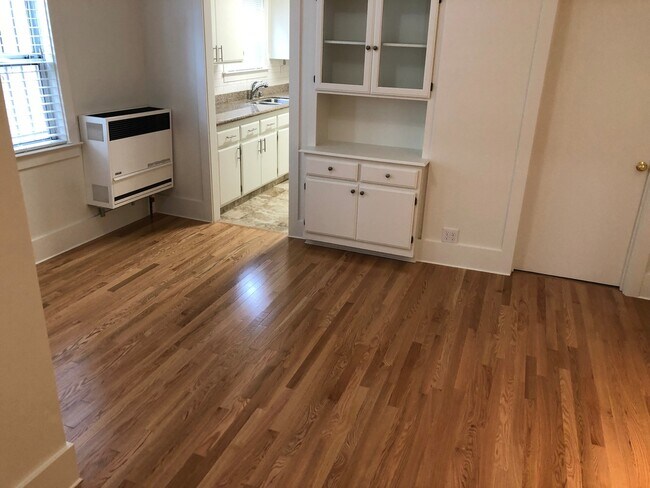 Building Photo - PRICE REDUCED! Remodeled 2 bed 1 bath with...