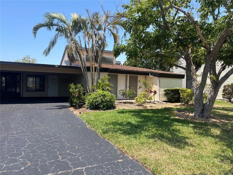 Foto principal - 706 White Pine Tree Rd