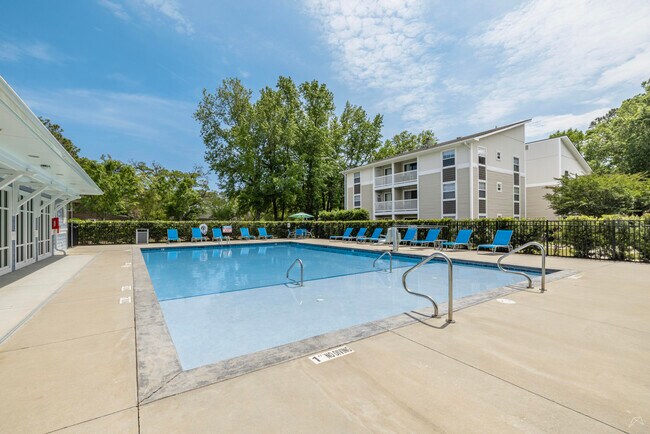 Área de piscina en Village Green Apartments en Wilmington, Carolina del Norte - Village Green Apartment Homes