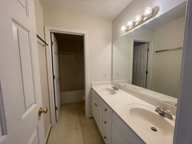Foto del edificio - Timberlake Area Townhome