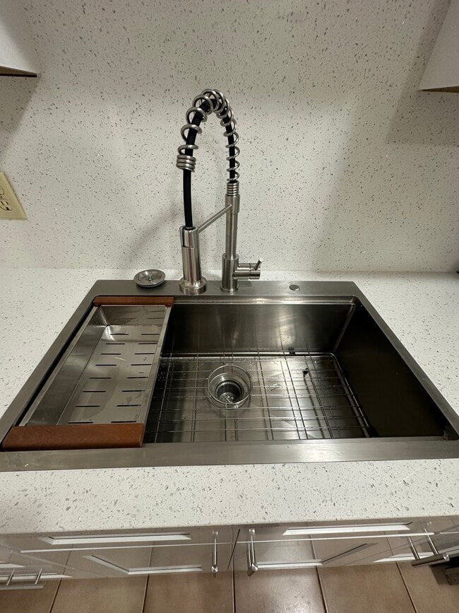 Foto del edificio - 8912 SE Parkway Dr