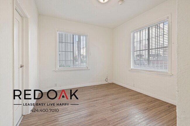 Foto del edificio - Charming One Bedroom Featuring Ample Stora...