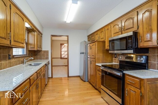 Building Photo - 14006 South Cottonwood Drive