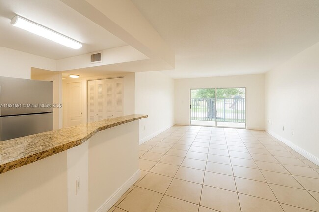 Foto del edificio - 5122 NW 79th Ave