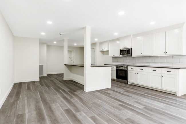 Building Photo - 503 W Sallier St