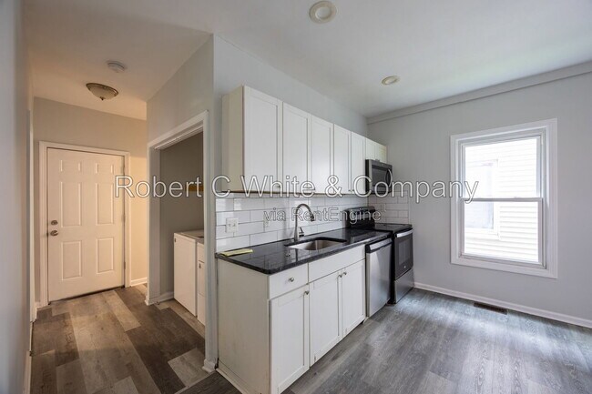Foto del edificio - 687 Winchester Ave