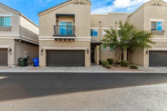Building Photo - 3059 N 33rd Pl