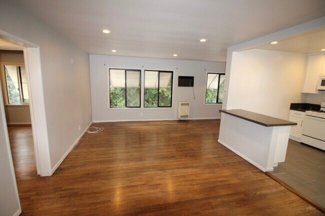 Foto del edificio - 5055 Laurel Canyon Blvd