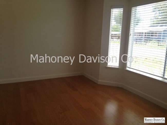 Building Photo - 967 Darlyn Way