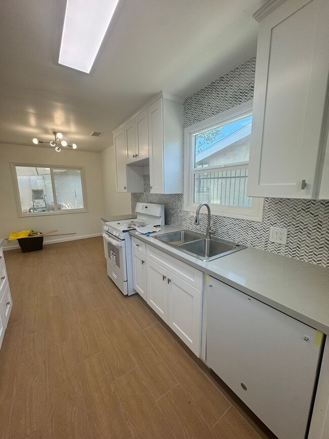 Building Photo - 14937 Saticoy St