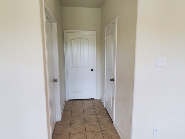 Building Photo - 248 Crowfoot Dr