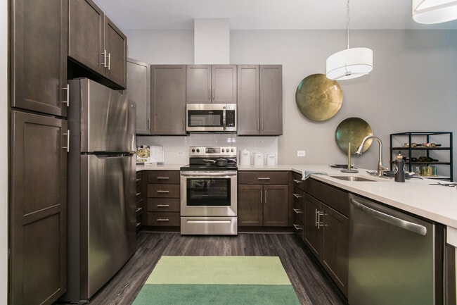 1BR, 1BA - 769 SF - Kitchen - The Woodberry Apartments