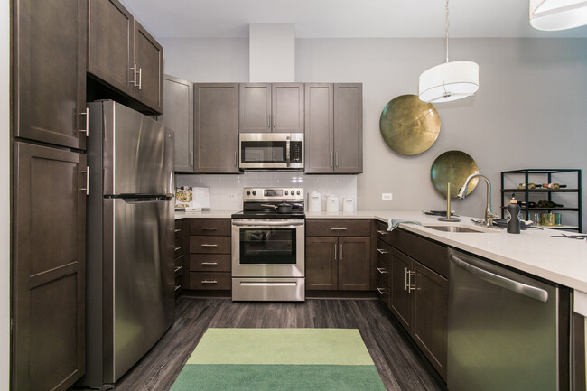 1BR, 1BA - 769 SF - Kitchen - The Woodberry