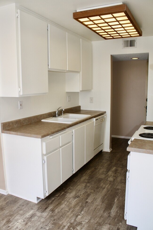 Building Photo - Large 2 Bedroom 2 Bath Condo with 1 Parking Space in Long Beach Coming Soon!