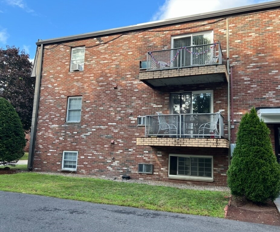 Building Photo - 10 Skyline Dr