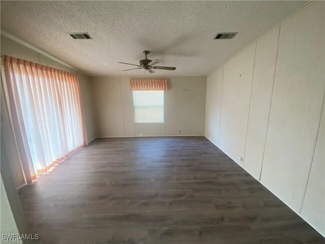 Building Photo - 26356 Charlotte Dr