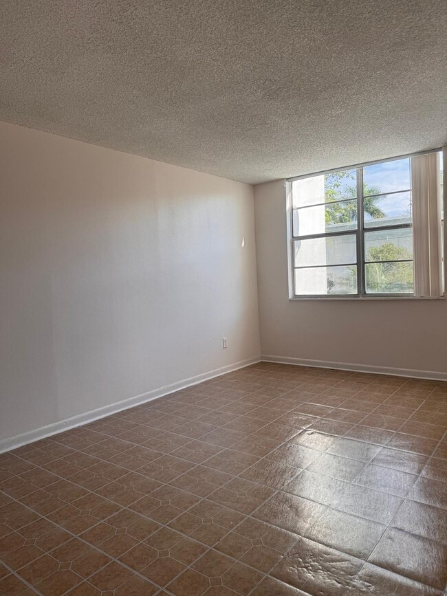 Foto del edificio - 484 NW 165th St