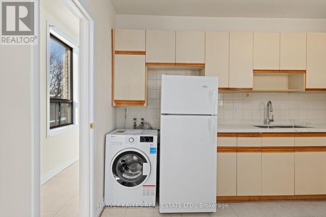 Photo du bâtiment - 822 St Clair Ave W