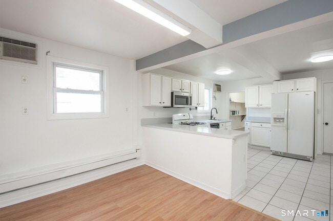 Building Photo - 2879 Fairfield Ave