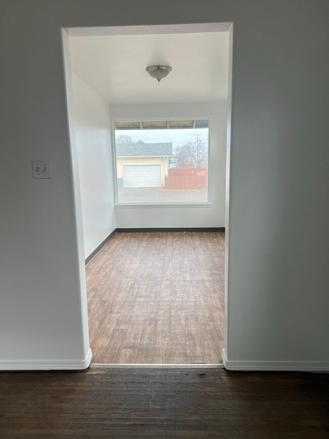 Foto del edificio - 2 bedrooms with bonus room!