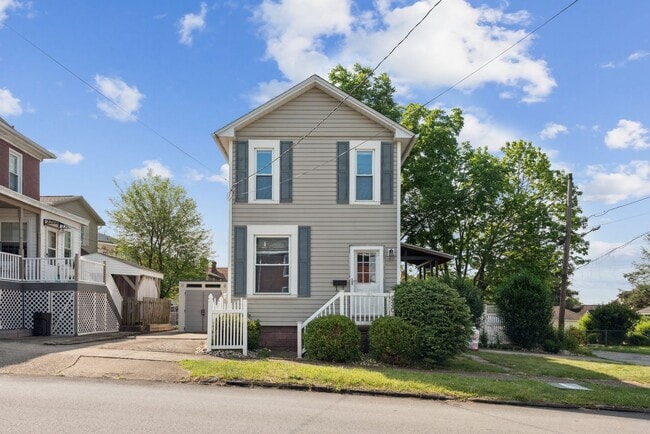 Building Photo - Stunning 2 Bedroom home in Greensburg available September 1!