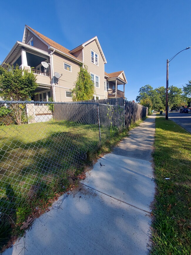 Building Photo - 837 Carew St