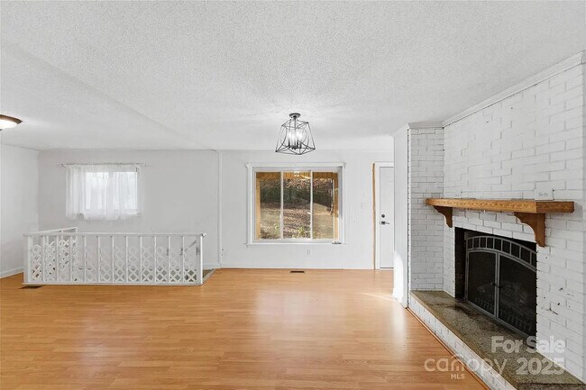 Foto del edificio - Room in House on Cox Mill Rd