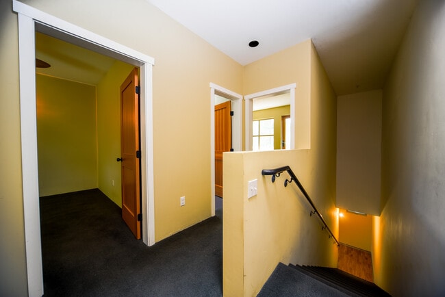Building Photo - 208 Paseo Del Pueblo Sur