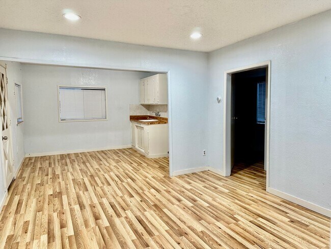 Building Photo - 1220 Academy Ave